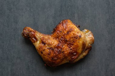 Siyah tabakta ızgara tavuk filetosu. Beton arka plan yiyecek nesnesinde servis ediliyor.