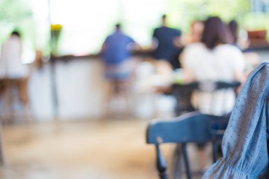 Kafe bulanık, kafenin arka planında Bokeh insanlar var. Bulanık restoranlar.