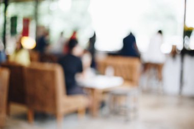 Bulanık kahve dükkanı. İnsanların yiyecek ve içecek geçmişi var.