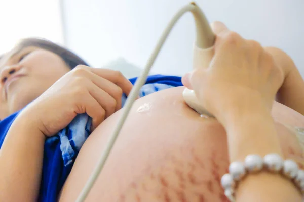 Médico Mano Realizar Ultrasonido Vientre Mujer Embarazada Clínica Mujer Embarazada — Foto de Stock