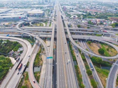 Araç ekspres yolu ile hava manzaralı şehir ulaşım yolu