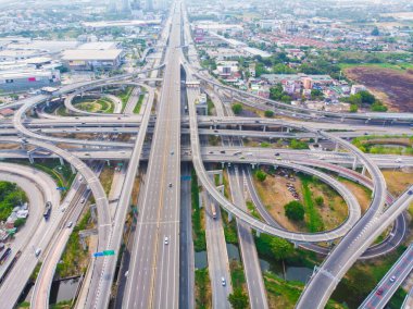 Araç ekspres yolu ile hava manzaralı şehir ulaşım yolu