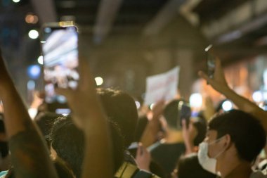 Bangkok 'ta 2020, Tayland hükümetini protesto etmek için sembolik jestler gösteriyorlar.