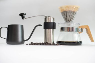 Beyaz arka planda el yapımı Arabika kahvesi damlıyor.