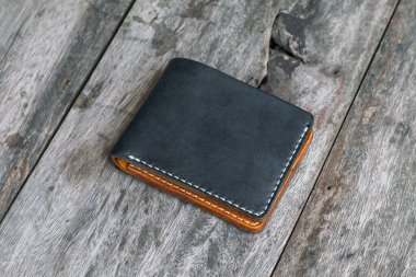 Siyah deri çift katlı para ve ahşap el sanatlarında kullanılan kart cüzdanı.