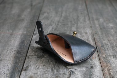 Ahşap el yapımı el sanatları üzerine hakiki siyah inek deri gözlüğü.