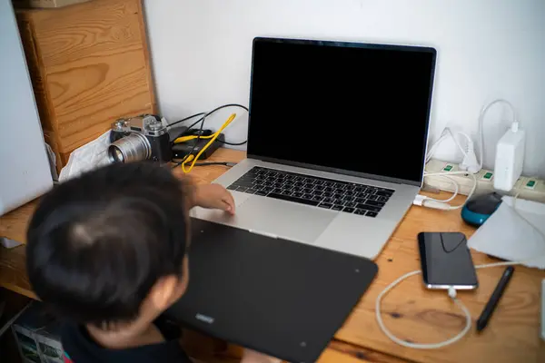 Asiatisch Süß Jahr Junge Mit Laptop Computer Sitting Auf Vater — Stockfoto