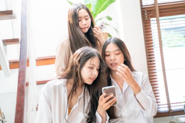 Ofisteki dijital akıllı telefon cihazları kullanan bir grup bayan arkadaş bilgi paylaşımı yapıyor