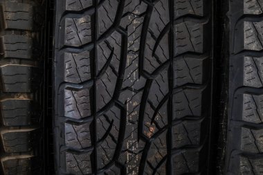 Garaj arabasının yeni lastik dokusu siyah lastik arka planında