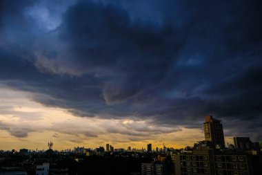 Büyük yağmurlu bulutlu günbatımı gökyüzü dramatik bir gökyüzü oluşturmadan önce