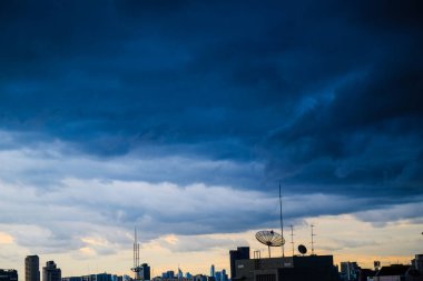 Büyük yağmurlu bulutlu günbatımı gökyüzü dramatik bir gökyüzü oluşturmadan önce