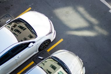 Apartman yolundaki modern otopark, fotokopi alanı olan otopark.