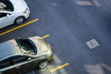 Apartman yolundaki modern otopark, fotokopi alanı olan otopark.