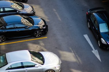 Apartman yolundaki modern otopark, fotokopi alanı olan otopark.