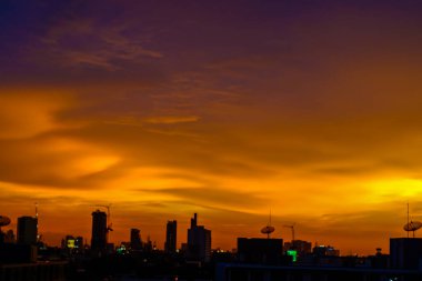 Gün batımı renkli gökyüzü binası silueti Bangkok şehri