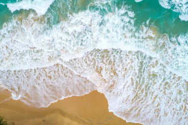 Üst hava manzarası büyüleyici güzel deniz manzarası turkuaz su ile kum dalgası plajı Phuket Tayland