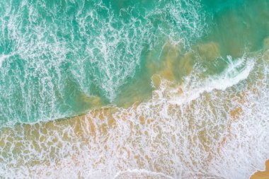 Üst hava manzarası büyüleyici güzel deniz manzarası turkuaz su ile kum dalgası plajı Phuket Tayland