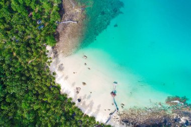 Göz kamaştırıcı bir deniz manzarasının üst görüntüsü turkuaz su kopyalama alanı olan beyaz kumlu kumsal, hava aracı görüntüsü.