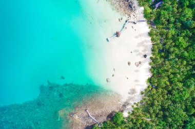 Göz kamaştırıcı bir deniz manzarasının üst görüntüsü turkuaz su kopyalama alanı olan beyaz kumlu kumsal, hava aracı görüntüsü.