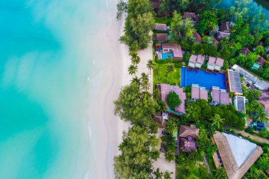 Güzel hava manzaralı beyaz kumsal ve mavi deniz manzaralı Koh Kood adası Tayland plajı.