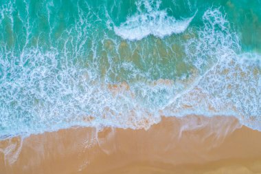 Üst hava manzarası büyüleyici güzel deniz manzarası turkuaz su ile kum dalgası plajı Phuket Tayland