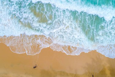 Üst hava manzarası büyüleyici güzel deniz manzarası turkuaz su ile kum dalgası plajı Phuket Tayland