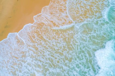 Üst hava manzaralı turkuaz su arka planının sahil arkaplanı. Yaz Denizi Seyahati