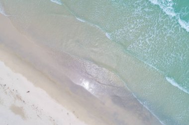 Egzotik deniz dalgası, deniz manzaralı yaz tatili konsepti.