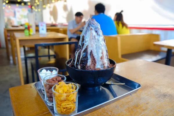 Czekoladowe Bingsu Mlekiem Owocami Bardzo Smaczne Koreański Deser Bingsu — Zdjęcie stockowe