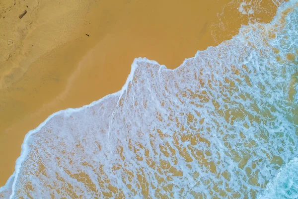 Top Εναέρια Άποψη Εκπληκτική Όμορφη Θάλασσα Τοπίο Άμμο Κύμα Παραλία — Φωτογραφία Αρχείου