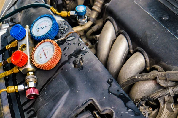 Otomobil Garajındaki Kontrol Tamir Edilmiş Araba Kliması Sistemi Için Motor — Stok fotoğraf