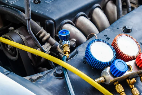 Close Monitor Gage Ferramenta Motor Carro Para Verificação Sistema Condicionado — Fotografia de Stock
