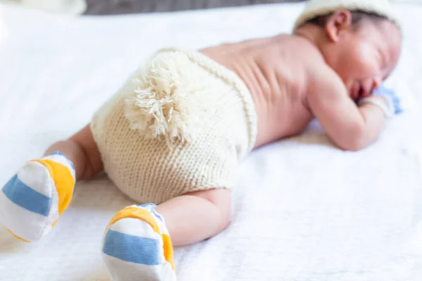 幸せな赤ん坊は白い毛布のベッドの新生児の概念に横たわっている — ストック写真