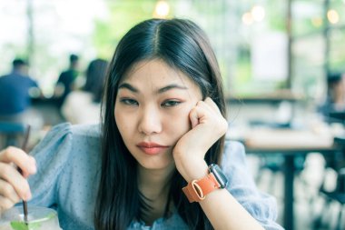 Güzel kadınlar kafe 'de buzlu soda içer yaz içkisi içer.