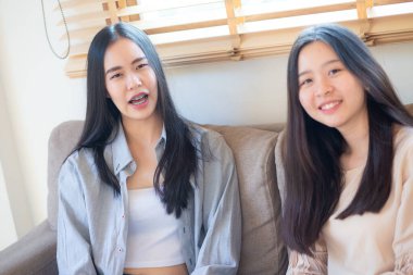 Kadınlar kanepede birlikte konuşuyor pencerenin ışığı, iş kadınları...