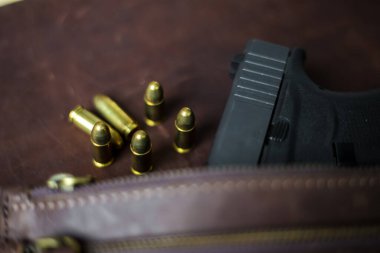 9mm 'lik deri silah savunma kavramında FMJ mermisi olan polimer tabanca.