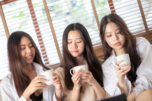 Asiática Amigas Disfrutando Desayuno Celebrar Taza Café Casa Juntos — Foto de Stock