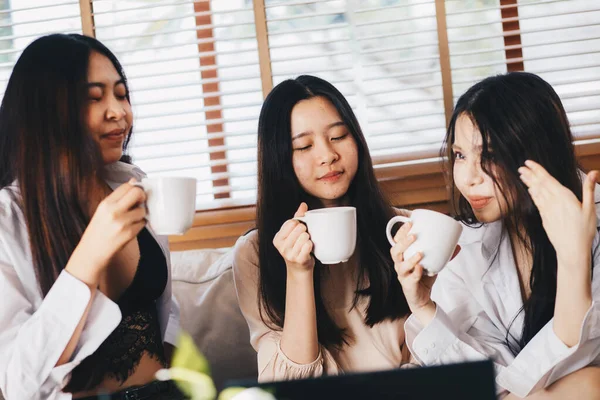 Asiática Amigas Disfrutando Desayuno Celebrar Taza Café Casa Juntos — Foto de Stock