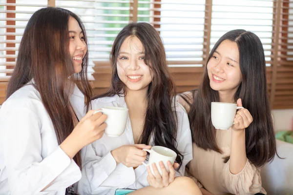 Asiática Amigos Sexo Feminino Desfrutando Café Manhã Segurar Xícara Café — Fotografia de Stock