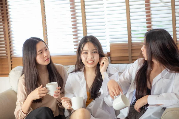 Азійські Жінки Друзі Які Люблять Відпочивати Утримуючи Кавовий Кубок Вдома — стокове фото