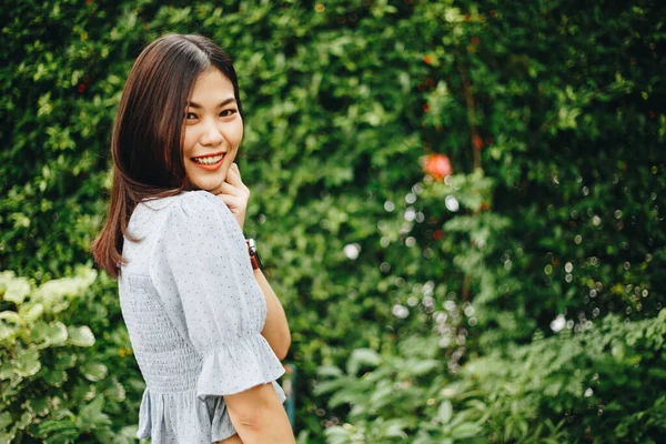 Schöne Lange Haare Mode Frauen Entsendung Auf Grünen Tropischen Baum — Stockfoto