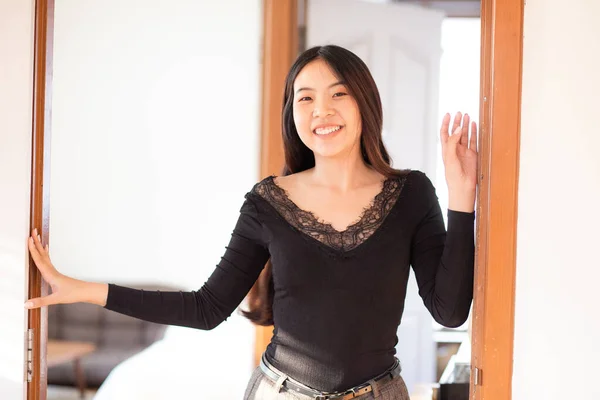 Souriant Sexy Asiatiques Femmes Stand Post Dans Livinngroom Maison Confortable — Photo