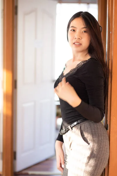 Souriant Sexy Asiatiques Femmes Stand Post Dans Livinngroom Maison Confortable — Photo