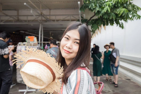 Молодые Азиатские Туристки Путешествуют Буддистскому Храму Бангкока — стоковое фото