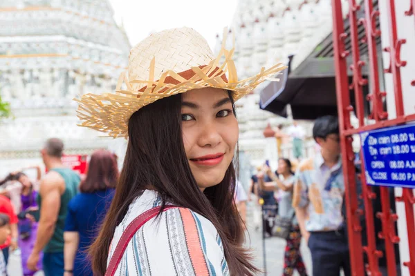 Fiatal Ázsiai Turista Nők Séta Körül Buddhizmus Templom Bangkok Thaiföld — Stock Fotó