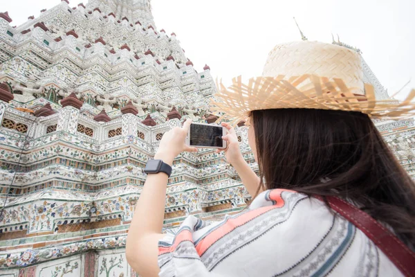 Bela Asiático Mochileiro Mulheres Viagem Buddhism Templo Sightseeing Bangkok Tailândia — Fotografia de Stock