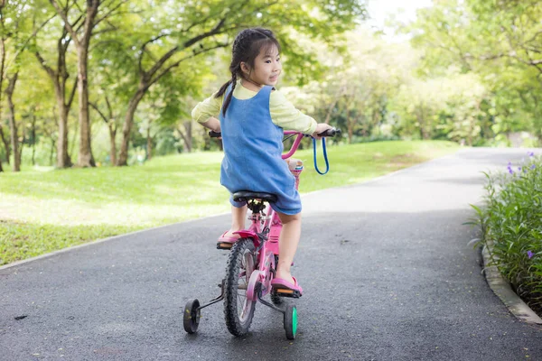 Porträtt Liten Asiatisk Flicka Cykel Sommar Stadspark Utomhus Barn Motion — Stockfoto