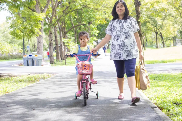 Klein Aziatisch Meisje Rijden Fiets Met Moeder Wandelen Stadspark Outdoor — Stockfoto