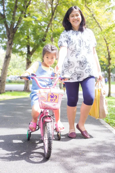 Lite Asiatisk Flicka Rida Cykel Med Mamma Promenader Stadsparken Utomhus — Stockfoto