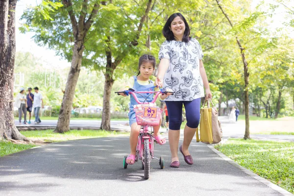 Küçük Asyalı Kız Annesiyle Bisiklete Biniyor Şehir Parkında Yürüyor — Stok fotoğraf